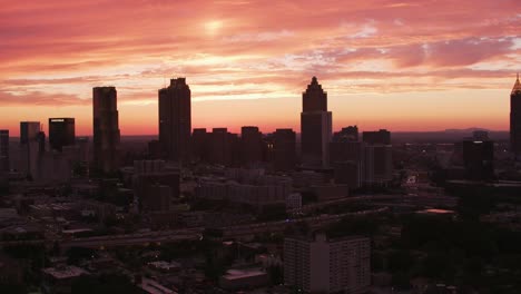 Herrlichen-Sonnenuntergang-über-der-Stadt-von-Atlanta.