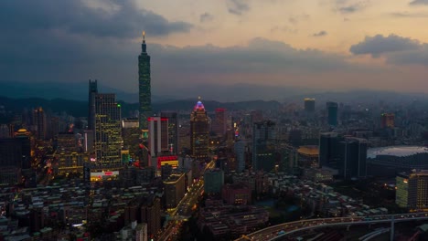 iluminación-al-atardecer-taipei-paisaje-urbano-centro-tráfico-aéreo-panorama-4k-timelapse-Taiwán