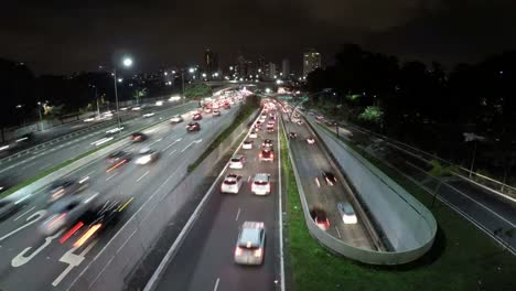 Lapso-de-tiempo-noche-de-tráfico-en-la-famosa-Avenida-23-de-Maio-de