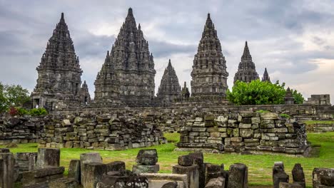 Templo-hindú-de-Prambanan-(Rara-Jonggrang).-Java-central,-Indonesia.-Tiro-de-Steadicam.-4K,-UHD