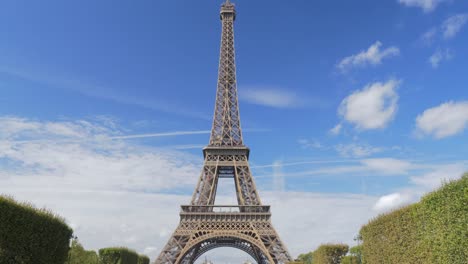 Visitantes-de-París-en-la-Torre-Eiffel,-Francia