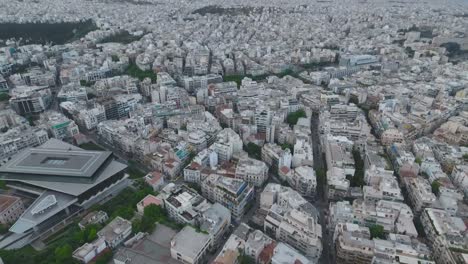 Volando-sobre-la-ciudad-de-Atenas-en-Grecia