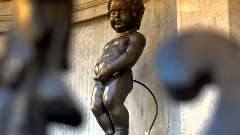 Die-Statue-Manneken-Pis-in-Brüssel.-Statue-eines-pissen-jungen-an-einem-schönen-Sommertag-in-Brüssel,-Belgien.