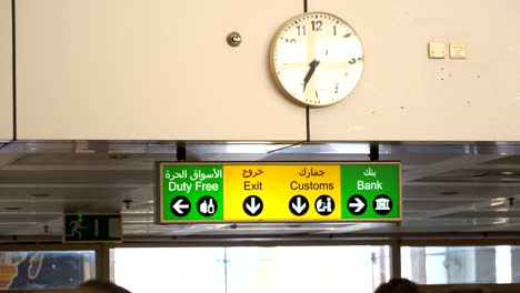 Flughafen-Zoll-Schild-mit-Symbol