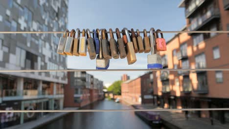 Liebesschlösser-auf-einer-Brücke-über-einen-Kanal-in-Birmingham.