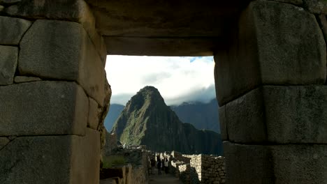 Huayna-picchu-enmarcada-por-una-portada-de-piedra-en-machu-picchu