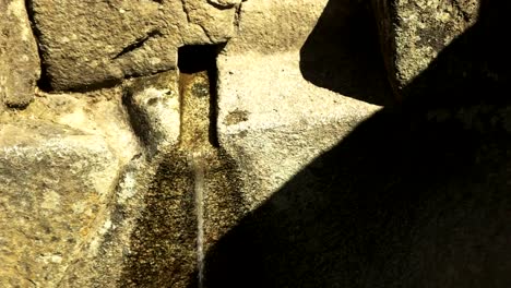 Nahaufnahme-von-einem-steinernen-Brunnen-in-Machu-picchu