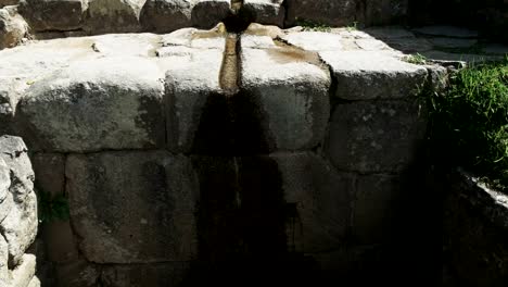 Incline-hacia-abajo-de-la-toma-de-una-fuente-de-agua-en-machu-picchu