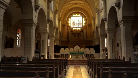 Incline-hacia-abajo-el-tiro-dentro-de-la-iglesia-de-la-Natividad-en-Belén