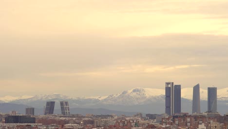 Las-torres-de-rascacielos-/four-en-Madrid,-Timelapse