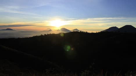 Monte-el-prau,-lapso-de-tiempo.-Meseta-de-Dieng,-regencia-de-wonosobo,-provincia-de-java-central,-indonesia