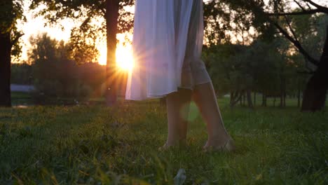 Sonne-durch-transparente-weiße-Fliegen-Rock,-Frau-Beine-hautnah