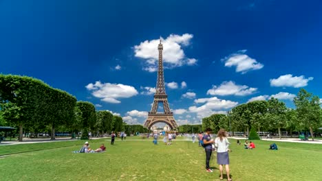 Eiffelturm-auf-Champs-de-Mars-in-Paris-Timelapse-Hyperlapse,-Frankreich