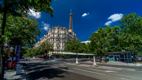 Torre-Eiffel-detrás-de-edificios-históricos-de-París-timelapse-hyperlapse,-Francia