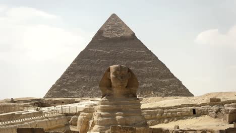 Vergrößern-Sie-die-Vorderseite-des-Sphinx-und-Pyramide