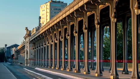 Seine-Brücke-Bir-Hakeim-während-Sonnenaufgang-Timelapse-im-Zentrum-von-Paris-einen-schönen-Sommermorgen,-Paris,-Frankreich