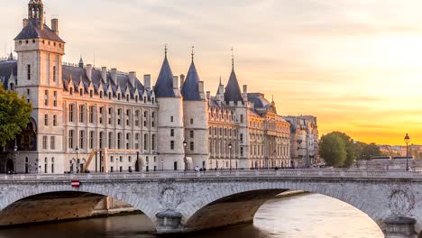 Dramatic-sunset-over-river-Seine-and-Conciergerie-timelapse-in-Paris,-France