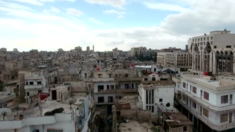 Vista-aérea-sobre-casas-y-edificios-en-la-guerra-bajo-el-sol