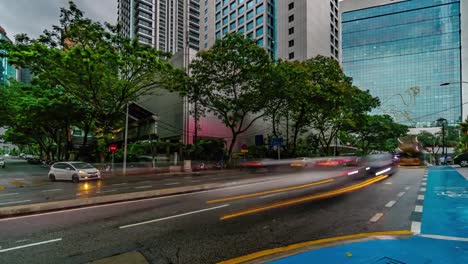 Zeitraffer-der-typischen-Straßenverkehr-Kreuzung-in-regnerischen-Tag-4K,-Malaysia