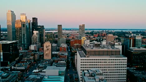 Areal-Drone-Aufnahmen-von-Montreal-Kanada-bei-Sonnenuntergang