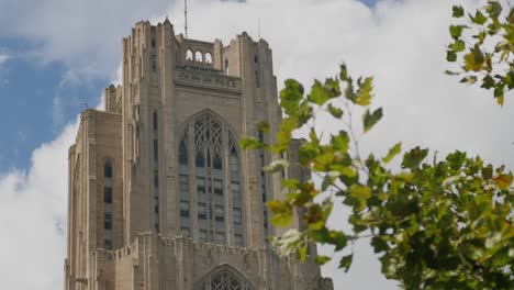 Seguimiento-lento-Dolly-Shot-de-parte-superior-de-la-catedral-del-aprendizaje