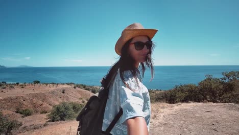 Celebración-a-pie-de-la-mujer-de-la-mano-alguien-o-novio-mostrando-seascape-increíble-POV-tiro