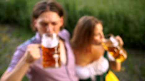 Nahaufnahme-der-Gläser-mit-Bier.-Feier-auf-dem-Oktoberfest-Festival.-Zum-anstoßen-zweimal