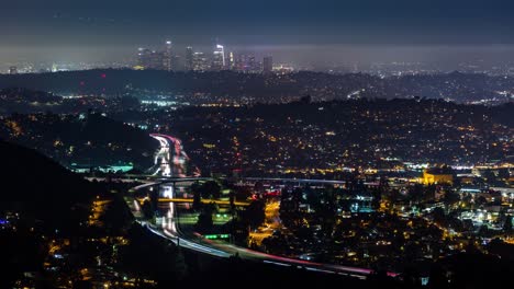 Die-Innenstadt-von-Los-Angeles-und-2-Autobahn-bei-Nacht-Zeitraffer