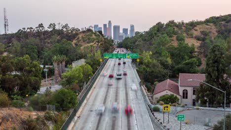 Centro-de-Los-Ángeles-y-la-autopista-día-Timelapse-atardecer-noche