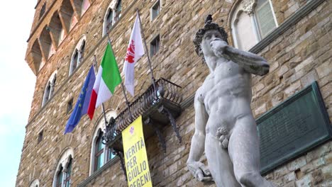 Piazza-della-Signoria,-Florenz,-Toskana,-Italien.-Blick-auf-die-Replik-der-Statue-von-David