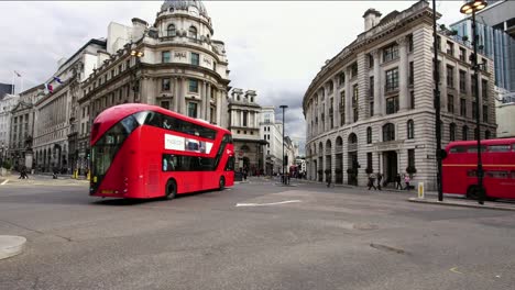 Kultigen-roten-Doppeldecker-Bus-vorbei-während-der-morgendlichen-Rushhour-im-Geschäftsviertel-der-Stadt-London,-UK.