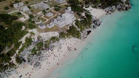 Ruinen-der-antiken-Maya-Stadt---Tulum-und-ein-schöner-Strand.--Luftaufnahme.