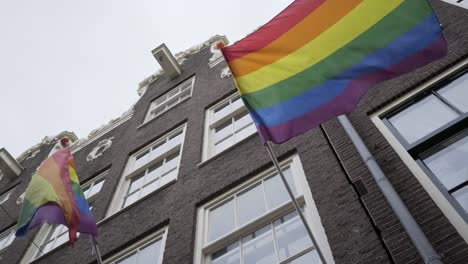 Regenbogenfahnen-auf-Fassade