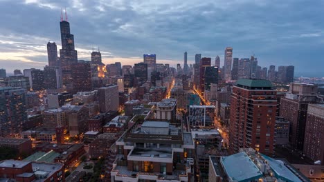 Willis-Tower-und-der-Innenstadt-von-Chicago-Skyline-von-Tag-zu-Nacht-Sonnenuntergang-Timelapse