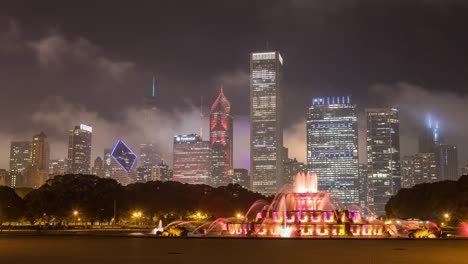 Buckingham-Brunnen-und-Chicago-Skyline-bei-Nacht-Zeitraffer