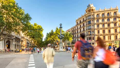 BARCELONA,SPAIN-Pedestrians-walking-and-shopping-at-La-rambla-street.