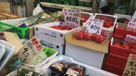 Close-up-Pfanne-von-Rohkost-und-Preisen-in-einem-japanischen-Fischmarkt