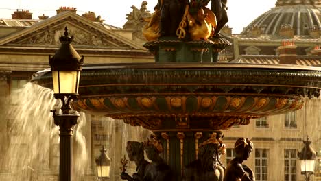 Golden-fountain-in-the-Place-du-Concorde,-Paris,France