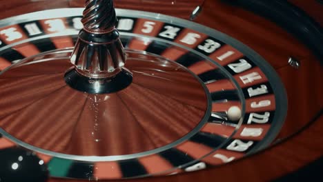 Roulette-Rad-mit-gestoppten-Ball-drehen.-Nahaufnahme-der-klassischen-Casino-roulette