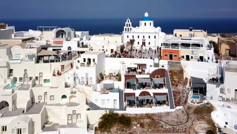 Flug-über-Oia-Stadt-bei-Sonnenuntergang,-Santorin,-Griechenland