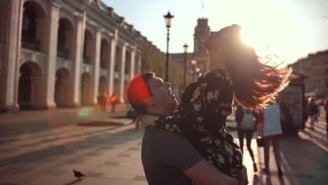 Salto-femenino-a-su-novio-y-girando-y-bailando