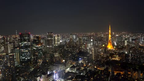 Weitwinkel-Nachtaufnahme-des-Tokyo-Tower-von-Mori-Tower-in-Tokio