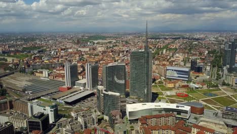 día-soleado-Milán-Ciudad-Distrito-Centro-aéreo-Italia-panorama-4k