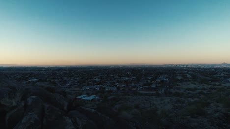 Dolly-de-naturaleza-reveladora-Phoenix-suburbios-Skyline-al-atardecer