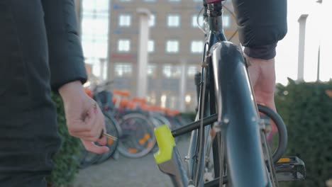 hombre-su-bicicleta-de-bloqueo