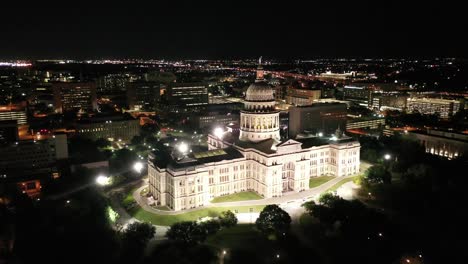 Aéreas-del-centro-de-Austin,-Texas-en-la-noche