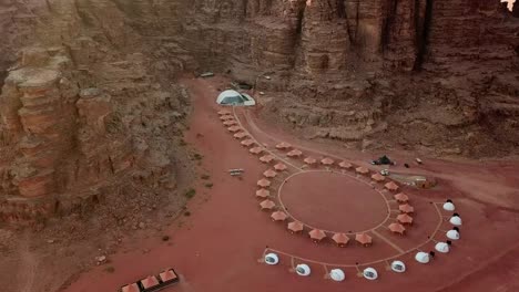 Luftaufnahme-der-Zelte-und-Kuppelzelte-entlang-der-Felsen-in-der-Wüste-Wadi-Rum,-Jordanien