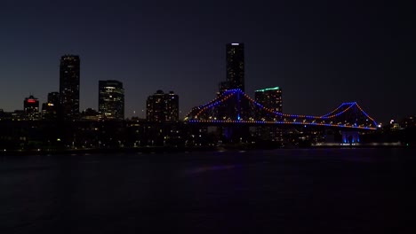 Silhouette-von-Brisbane-Skyline-in-der-Abenddämmerung