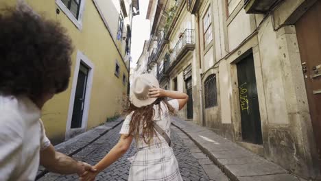 Pareja-joven-en-calle