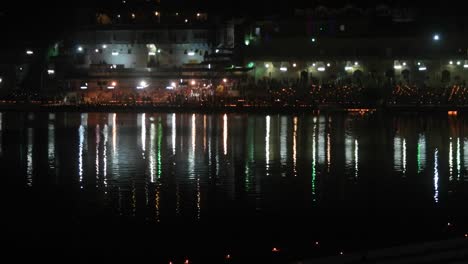 Nachtansicht-der-Gebete-über-die-Hindu-Tempel-in-Pushkar-See